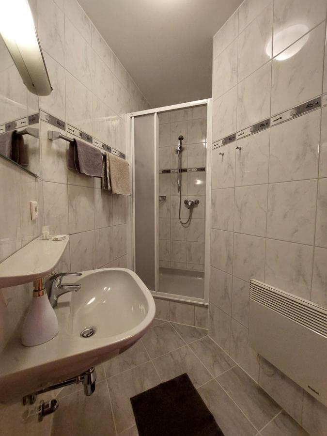 3 Raben - Leoben - Zimmer Fuer Geschaeftsreisende, Urlauber, Monteure Und Handwerker, Polski Pensjonat Austria Exterior photo
