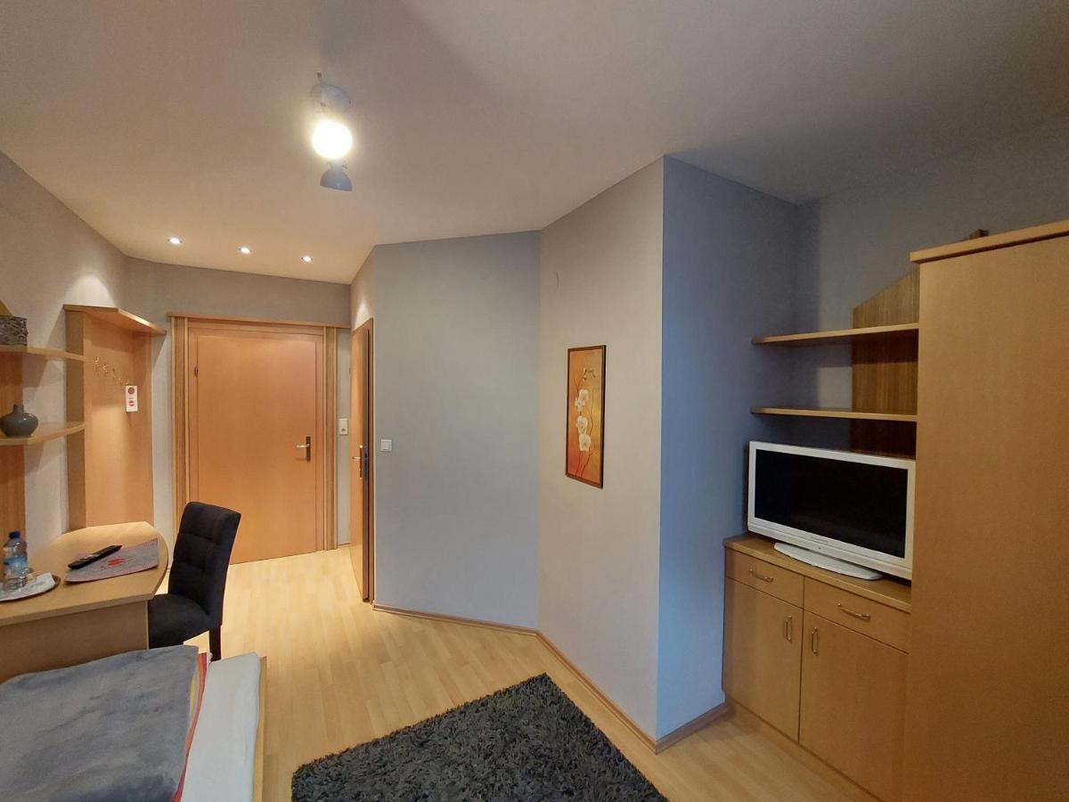 3 Raben - Leoben - Zimmer Fuer Geschaeftsreisende, Urlauber, Monteure Und Handwerker, Polski Pensjonat Austria Exterior photo