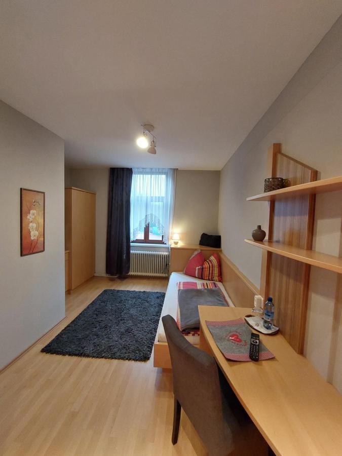 3 Raben - Leoben - Zimmer Fuer Geschaeftsreisende, Urlauber, Monteure Und Handwerker, Polski Pensjonat Austria Exterior photo