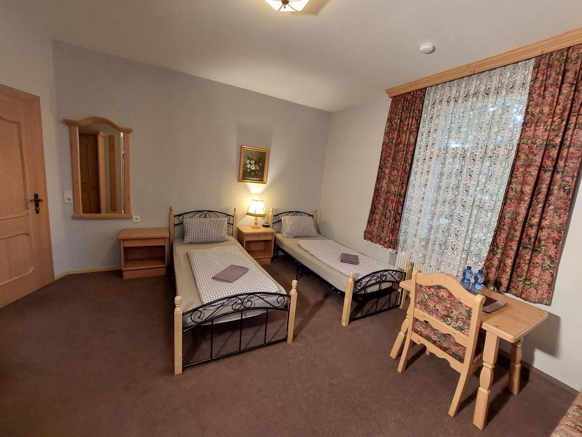 3 Raben - Leoben - Zimmer Fuer Geschaeftsreisende, Urlauber, Monteure Und Handwerker, Polski Pensjonat Austria Exterior photo