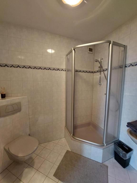 3 Raben - Leoben - Zimmer Fuer Geschaeftsreisende, Urlauber, Monteure Und Handwerker, Polski Pensjonat Austria Exterior photo