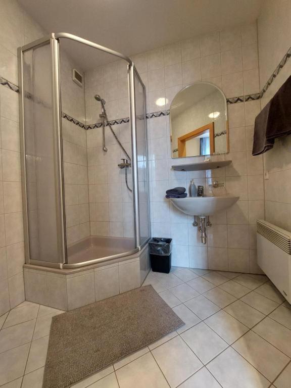 3 Raben - Leoben - Zimmer Fuer Geschaeftsreisende, Urlauber, Monteure Und Handwerker, Polski Pensjonat Austria Exterior photo