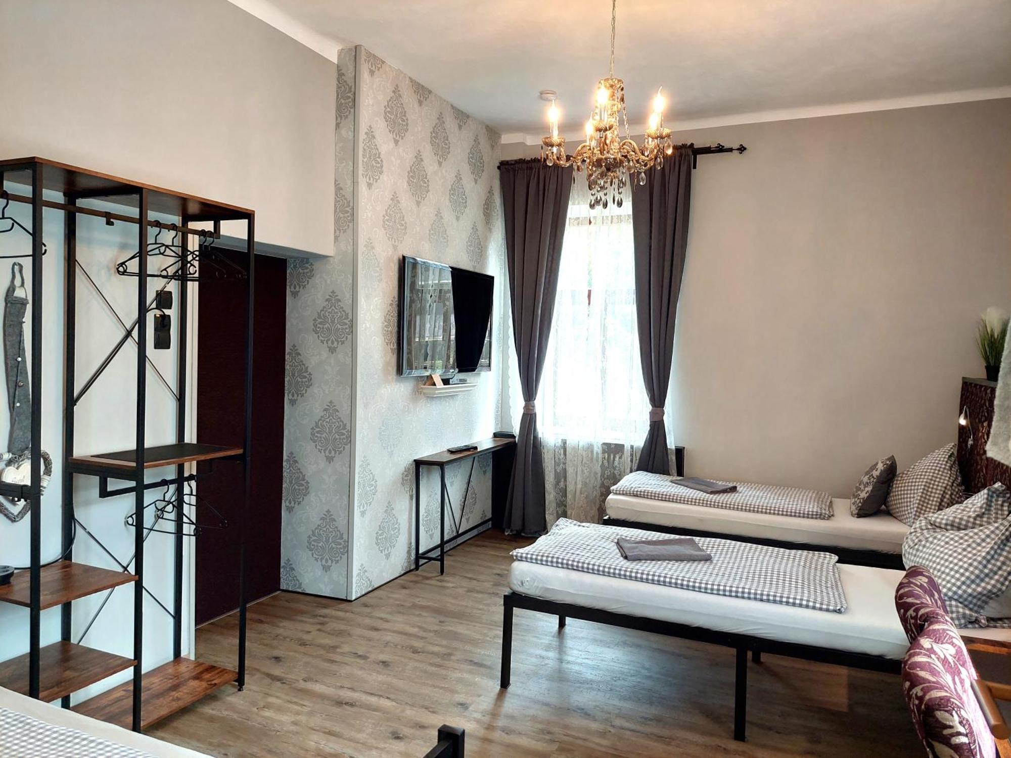3 Raben - Leoben - Zimmer Fuer Geschaeftsreisende, Urlauber, Monteure Und Handwerker, Polski Pensjonat Austria Exterior photo