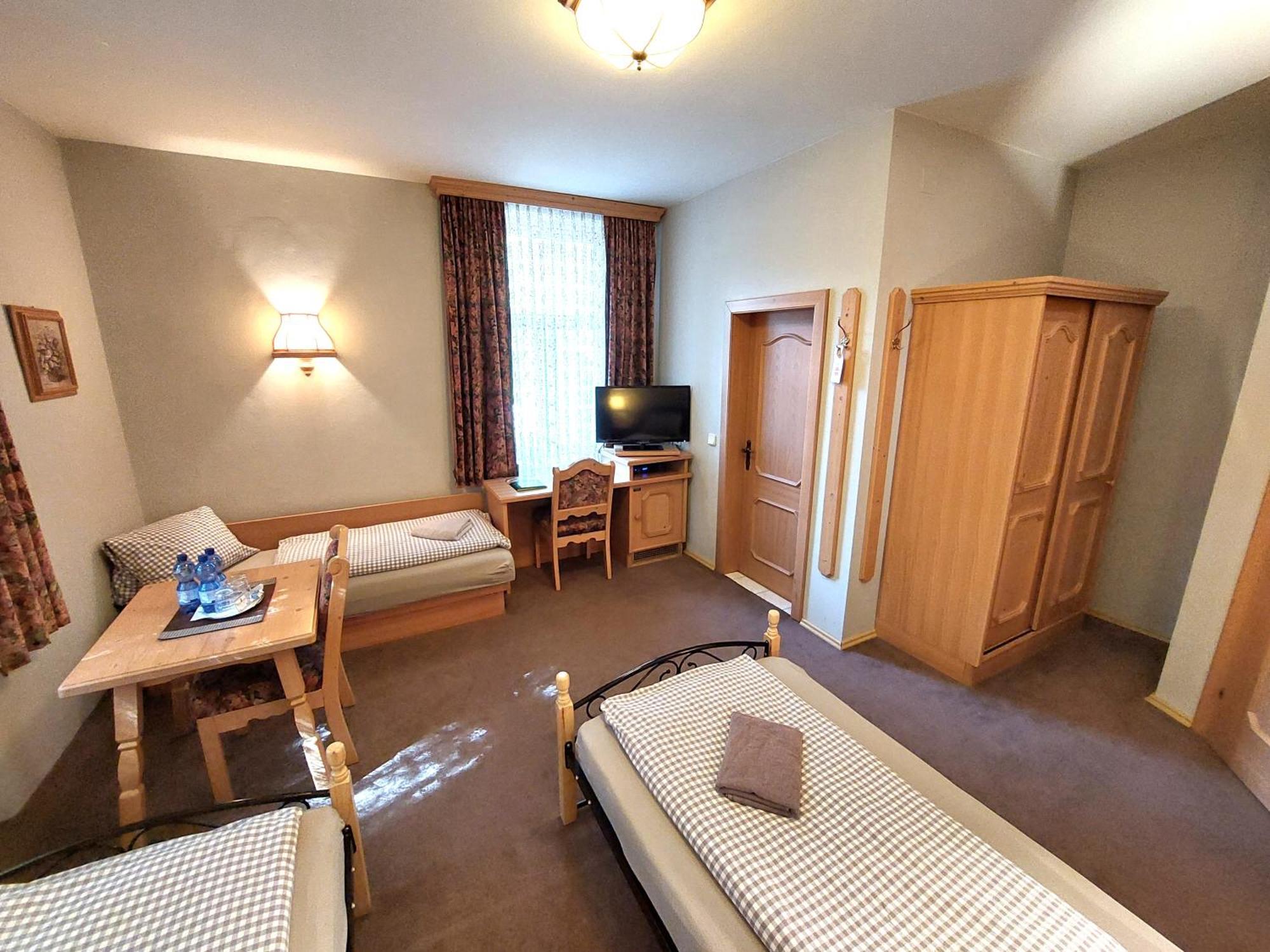 3 Raben - Leoben - Zimmer Fuer Geschaeftsreisende, Urlauber, Monteure Und Handwerker, Polski Pensjonat Austria Exterior photo