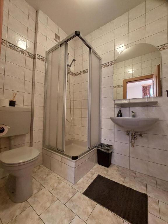 3 Raben - Leoben - Zimmer Fuer Geschaeftsreisende, Urlauber, Monteure Und Handwerker, Polski Pensjonat Austria Exterior photo