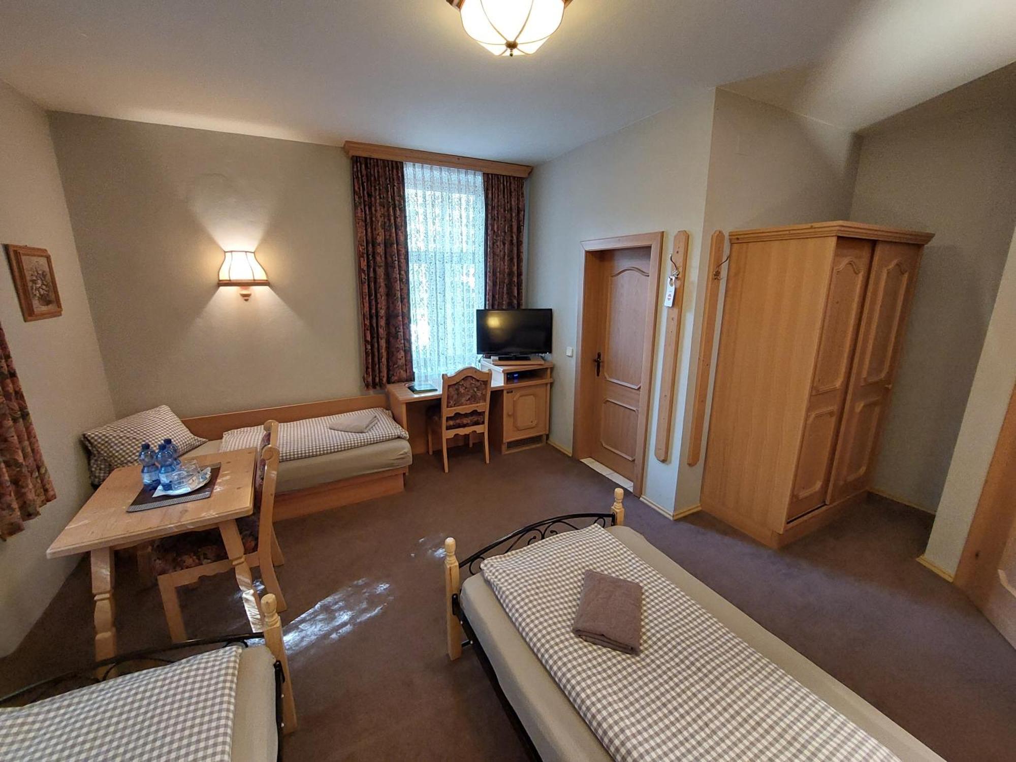 3 Raben - Leoben - Zimmer Fuer Geschaeftsreisende, Urlauber, Monteure Und Handwerker, Polski Pensjonat Austria Exterior photo