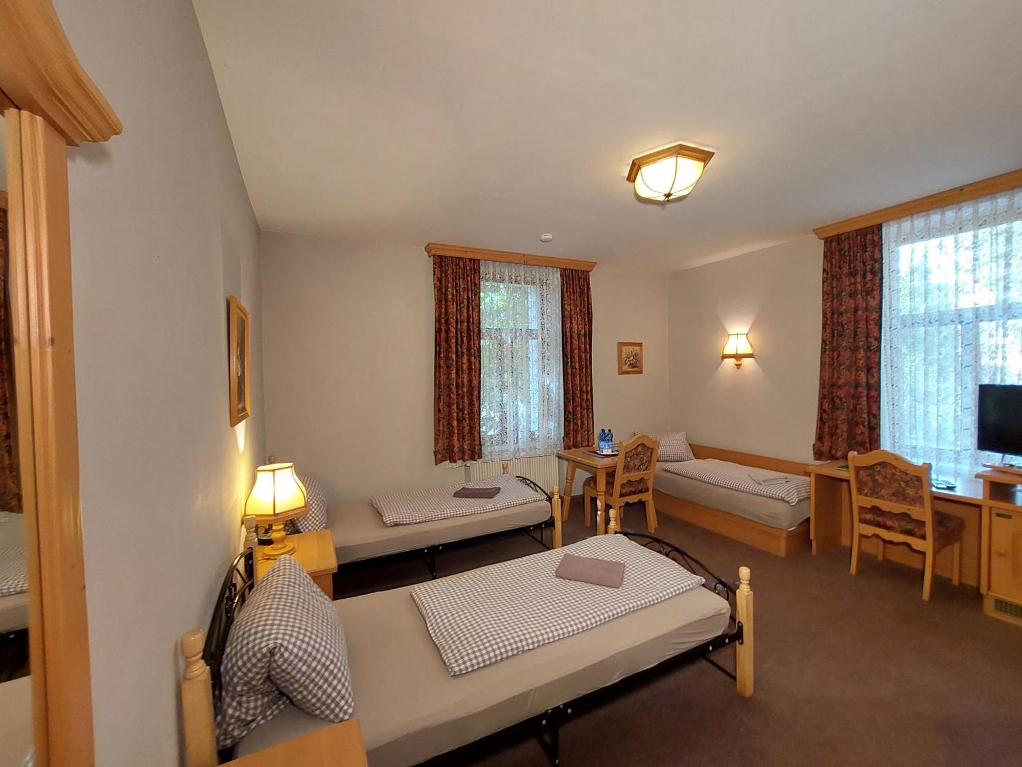 3 Raben - Leoben - Zimmer Fuer Geschaeftsreisende, Urlauber, Monteure Und Handwerker, Polski Pensjonat Austria Exterior photo